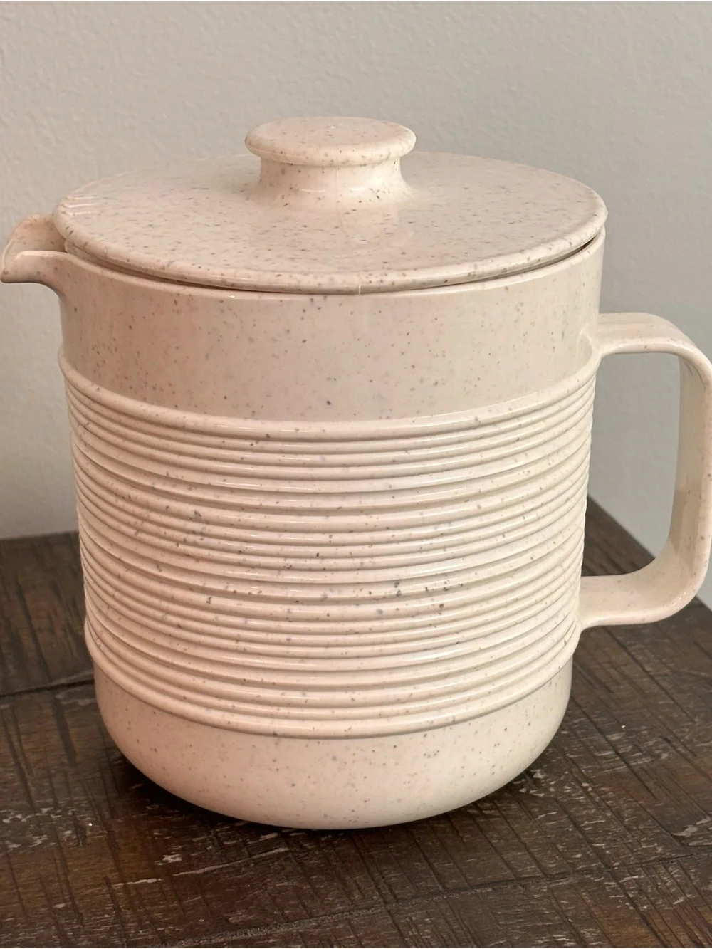 VINTAGE Pitcher Speckled Ribbed Handled 1.5 Quart Rubbermaid Plastic #2677 great